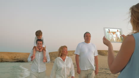 Using-pad-to-take-shots-of-family-on-vacation