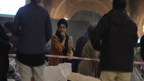 Mujeres-Refugiadas-Sirias-En-El-Punto-De-Recogida-De-Caridad-En-La-Estación-De-Ferrocarril-De-Copenhague
