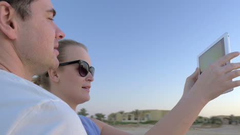 Junge-Leute-Am-Strand-Schießen-Sonnenuntergang-Mit-Pad