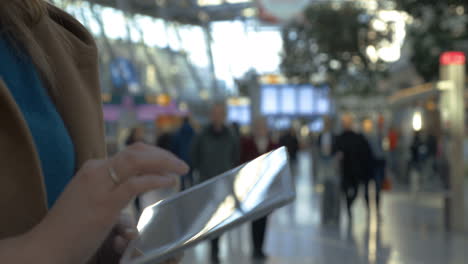 Frau-Verbringt-Zeit-Mit-Tablet-PC-Am-Flughafen