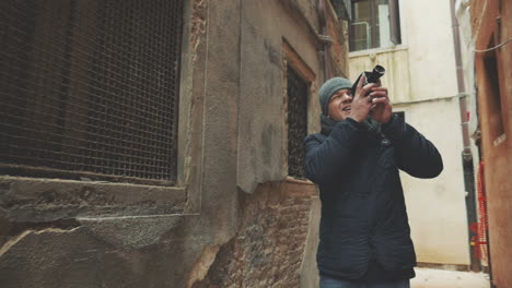 Turista-Con-Cámara-Retro-Disparando-Al-Aire-Libre-En-Venecia