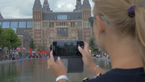 Blick-Auf-Das-Nationalmuseum-Rijksmuseum-Am-Museumplein-Amsterdam-Niederlande