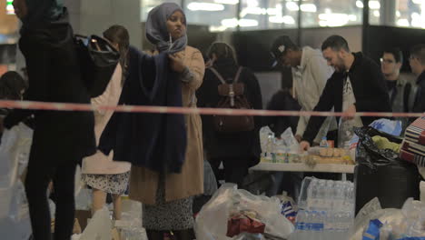 Refugiados-Sirios-Tomando-Alimentos-Donados-Por-Lugareños-De-Copenhague
