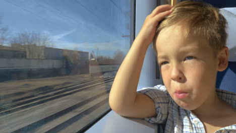 Niño-Pequeño-Mirando-Por-La-Ventana-Del-Tren-En-Un-Día-Soleado