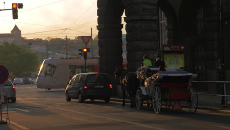 Blick-Auf-Die-Straßenkreuzung-Mit-Roten-Ampelautos,-Pferdekutschen-Und-Straßenbahnen