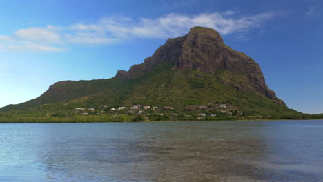 Blick-Auf-Das-Wasser-Von-Le-Morne-Brabant,-Mauritius
