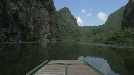 Wasserszene-Mit-Kalksteinbergen-In-Der-Halong-Bucht-Vietnam