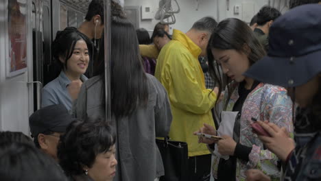 Los-Viajeros-Que-Viajan-En-El-Metro-De-Seúl,-Corea-Del-Sur