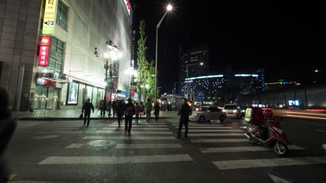 Timelapse-De-Personas-En-El-Paso-De-Cebra-En-La-Noche-Seúl-Corea-Del-Sur