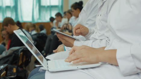 Estudiantes-De-Medicina-Usando-Laptop-Y-Pad-En-La-Conferencia