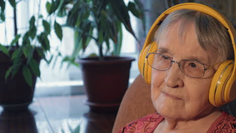 Mujer-Mayor-Escuchando-Música-Con-Auriculares