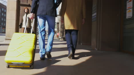 Zwei-Touristen-Mit-Trolley-Tasche