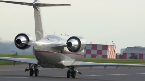 Flugzeug-Auf-Der-Landebahn