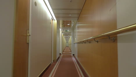 Langer-Korridor-Eines-Hochseekreuzfahrtschiffes