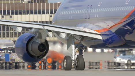 Vista-Al-Avión-De-Pasajeros-Con-Motores-En-Funcionamiento.