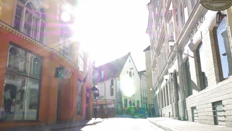 Straße-In-Der-Historischen-Stadt-Tallinn-An-Sonnigen-Tagen