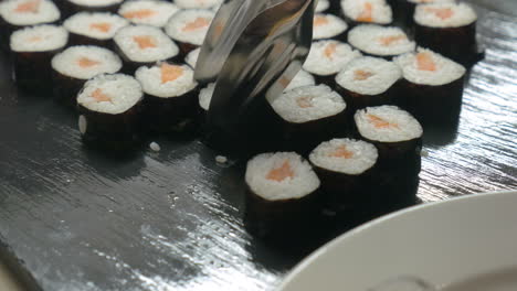 Sushi-Rollen-Auf-Den-Teller-Legen