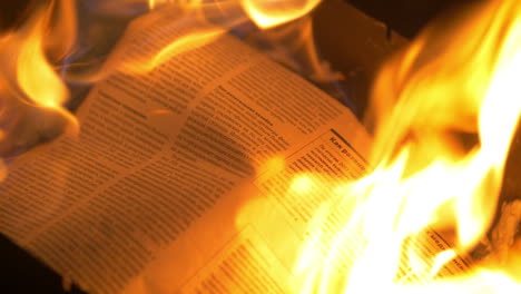 Zeitung-In-Den-Flammen-Des-Feuers