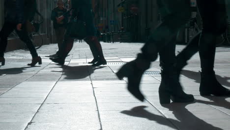 Gente-Caminando-Por-La-Calle-De-Estocolmo-En-ángulo-Bajo