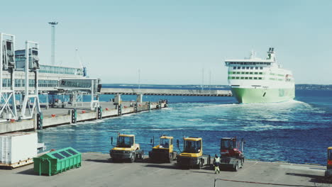 Ferry-De-Pasajeros-Navegando-Desde-El-Puerto