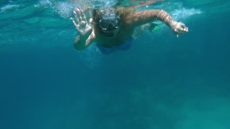Mujer-Nadando-Con-Snorkel-En-El-Mar-Rojo