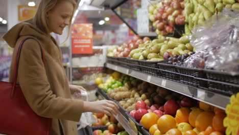 Mujer-Joven-Eligiendo-Fruta-Fresca-En-El-Supermercado.
