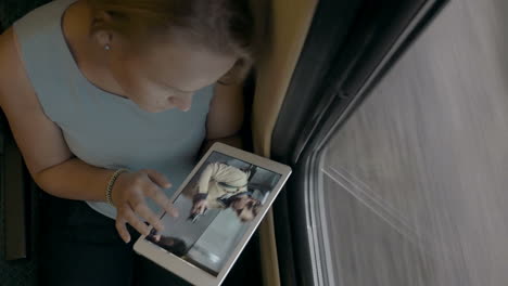 Una-Joven-Con-Tablet-Pc-Mirando-Fotos-En-El-Tren