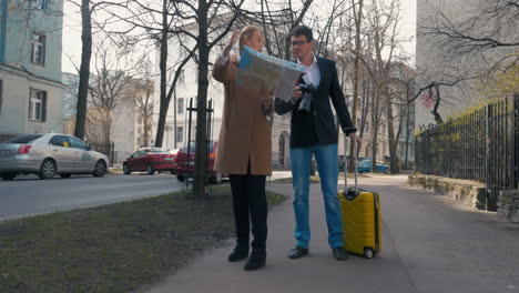 Tourists-with-city-map-and-camera-in-the-city