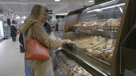 Pareja-Eligiendo-Panadería-En-El-Supermercado