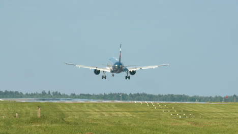 Flugzeug-Landet-Auf-Der-Landebahn