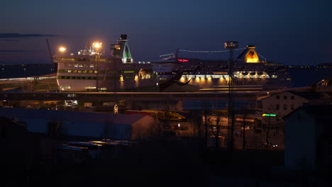 Vista-Nocturna-Del-Puerto-Con-Cruceros