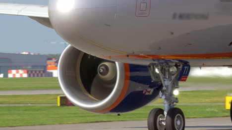 Flugzeug-Mit-Blick-Auf-Triebwerke-Und-Fahrwerke