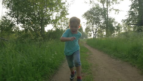 Niño-Feliz-Corriendo-En-El-Bosque-Al-Atardecer