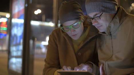 Touristen-Warten-Mit-Tablet-PC-Auf-Einen-Bus