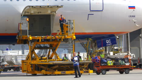 Leute,-Die-Gepäck-Im-Frachtraum-Des-Flugzeugs-Ausladen