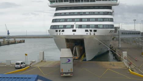 Lastwagen-Besteigen-Die-Fähre-Im-Hafen-Von-Tallinn