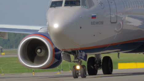 Avión-En-El-Primer-Plano-De-La-Pista