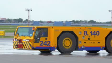 Luftschlepper-Bewegt-Sich-Auf-Der-Landebahn