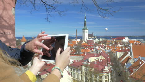 Personas-Tomando-Fotos-De-Primera-Vista-De-La-Ciudad-Histórica-De-Tallin