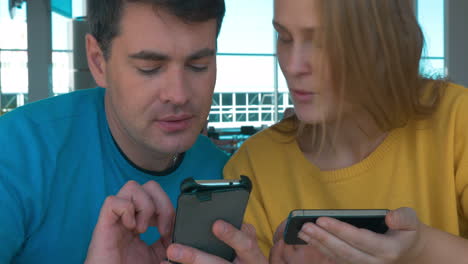 Young-couple-with-smart-phones