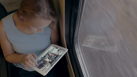 Mujer-Usando-Su-Tableta-En-El-Tren