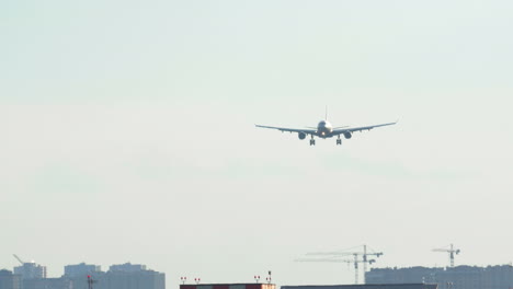 Aterrizaje-De-Un-Avión-En-El-Aeropuerto