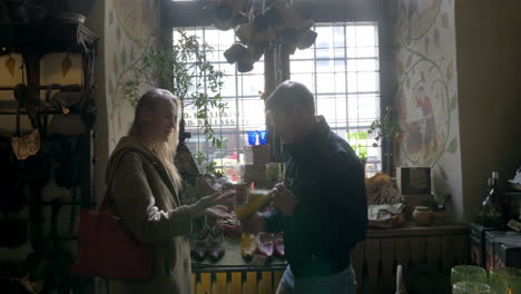 Una-Pareja-Joven-Mirando-Zapatos-En-Una-Pequeña-Tienda.