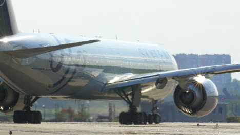 Avión-De-Pasajeros-Haciendo-Un-Giro-En-La-Pista