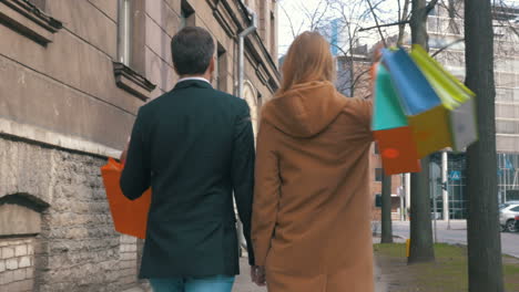 Pareja-Caminando-Después-De-Ir-De-Compras