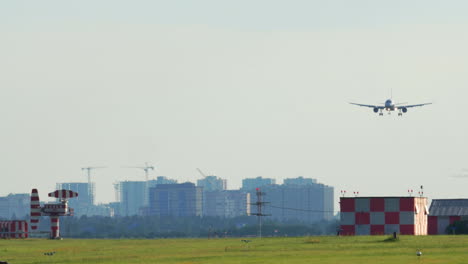 Flugzeug-Nähert-Sich-Der-Landung-Und-Landet-Darauf