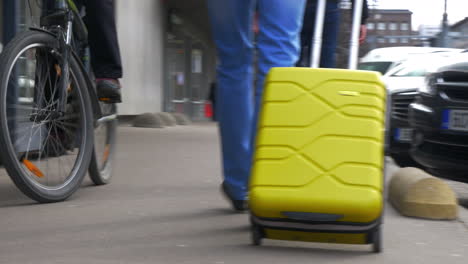 Mann-Rollt-Gelbe-Trolley-Tasche