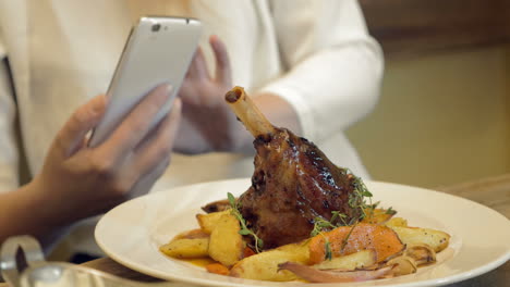 Frau,-Die-Ein-Köstliches-Restaurantgericht-Fotografiert