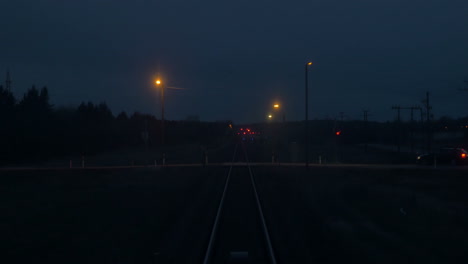 Nachts-Entlang-Der-Eisenbahn-Fahren