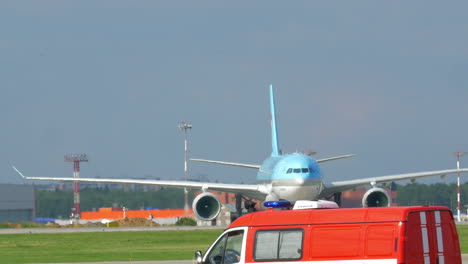 Passagierflugzeug-Auf-Dem-Weg-Zur-Landebahn